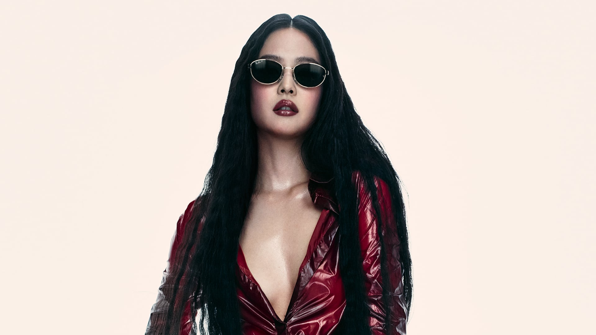 Jennie 正式成為 Ray-Ban 雷朋全球代言人!深紅極簡廣告大片曝光,Daddy-O 墨鏡成日常必備!