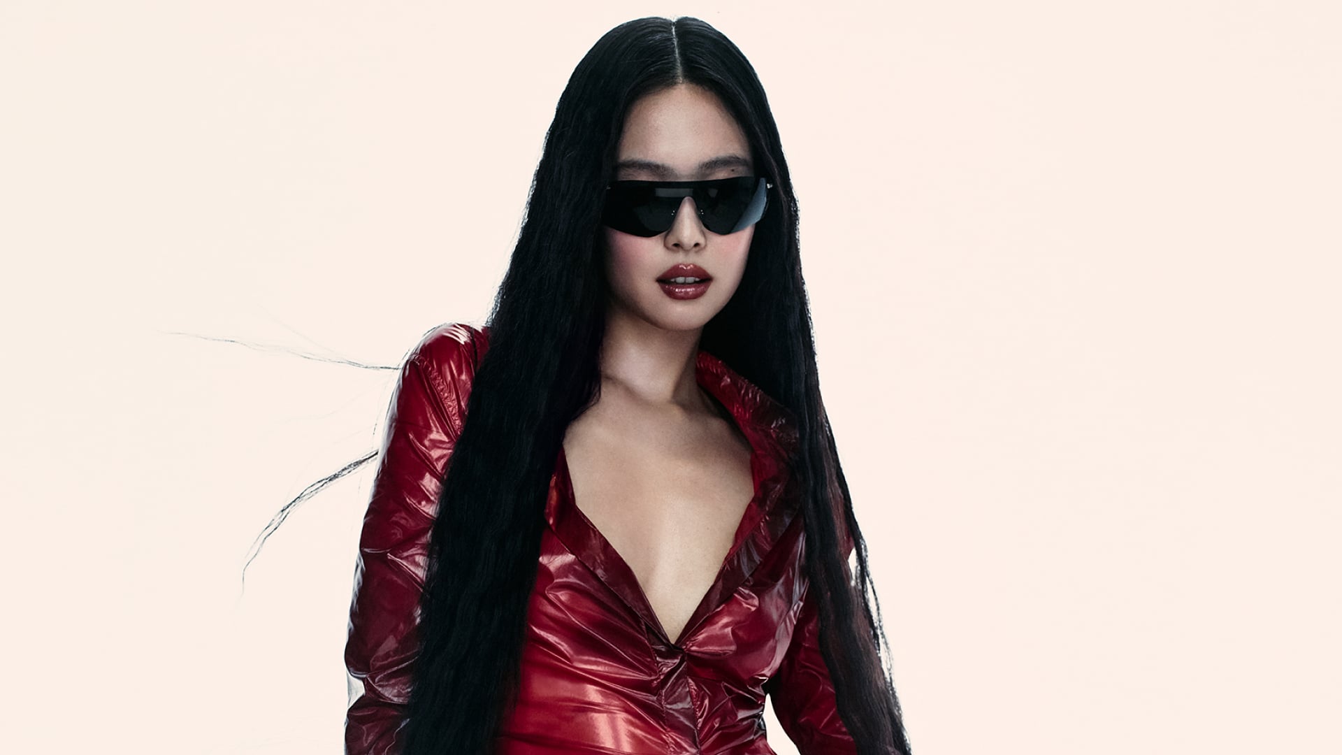 Jennie 正式成為 Ray-Ban 雷朋全球代言人!深紅極簡廣告大片曝光,Daddy-O 墨鏡成日常必備!