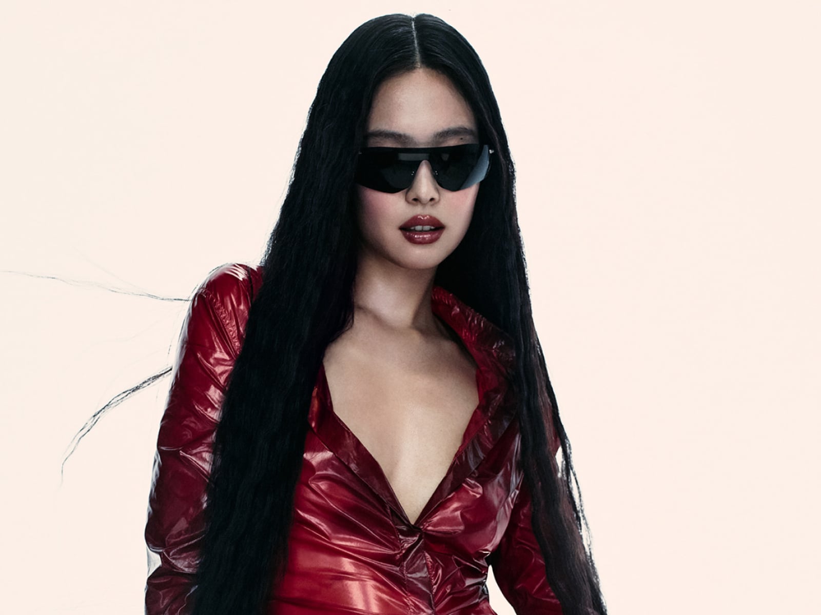 Jennie 正式成為 Ray-Ban 雷朋全球代言人！深紅極簡廣告大片曝光，Daddy-O 墨鏡成日常必備！