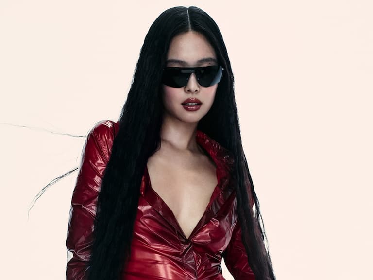 Jennie 正式成為 Ray-Ban 雷朋全球代言人！深紅極簡廣告大片曝光，Daddy-O 墨鏡成日常必備！