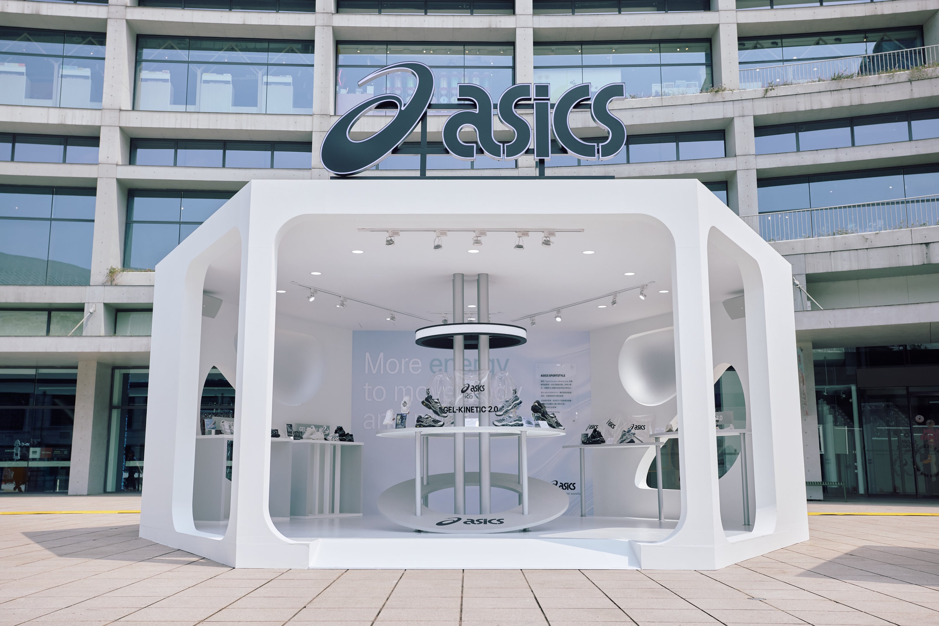 ASICS Code of Comfort 松菸園區快閃登場！劉冠廷、王渝萱同台演繹舒適潮流新美學！