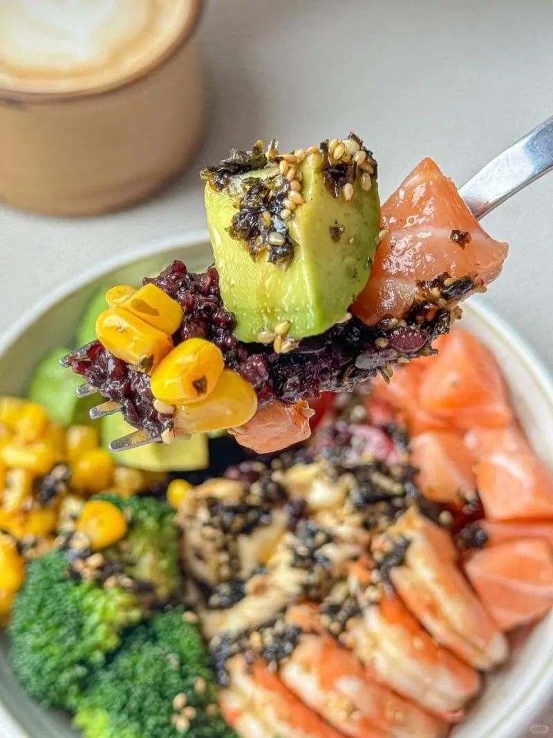 2026 外食族減肥瘦身減脂餐推薦：八方雲集鮮蝦水餃、麥當勞嫩煎雞腿⋯選對吃不怕胖！