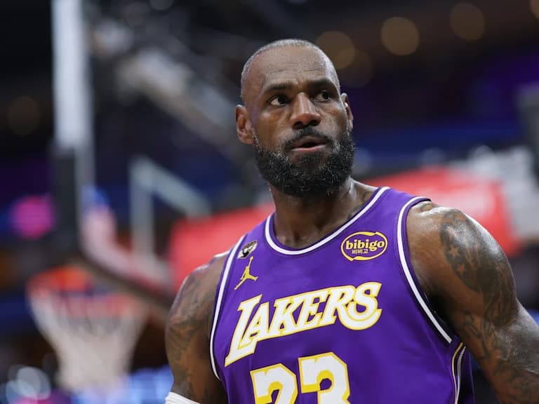 NBA/詹姆斯「飛身滑翔暴扣」炸框勇士主場!相隔 14 年「死亡之瞪」經典畫面重現!