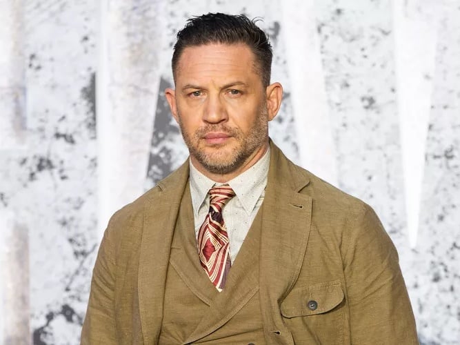 湯姆哈迪 Tom Hardy 海邊大秀身高 175 壯肌！神秘刺青「李奧納多知道一切」全網笑翻！