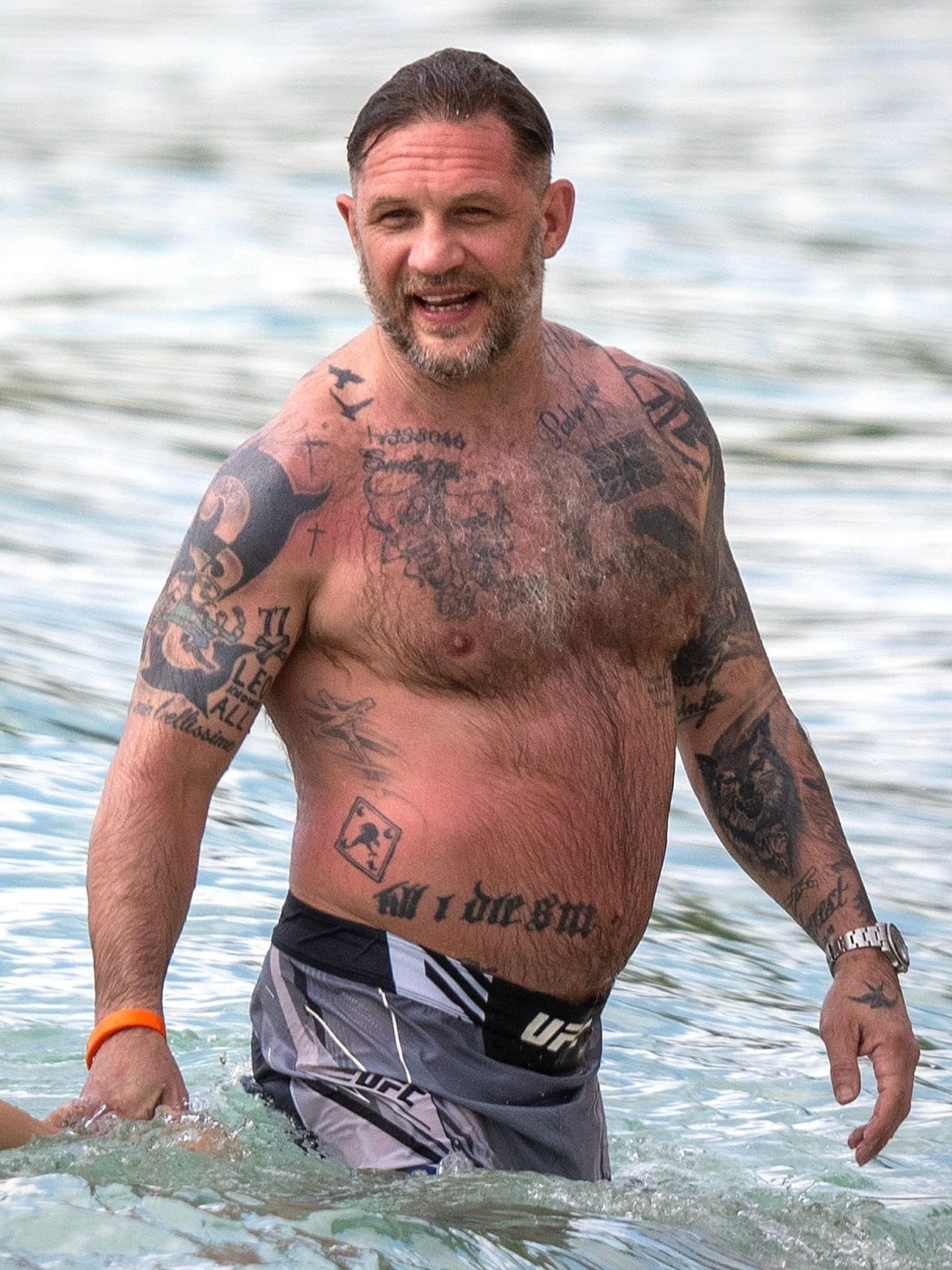 湯姆哈迪 Tom Hardy 海邊大秀身高 175 壯肌！神秘刺青「李奧納多知道一切」全網笑翻！