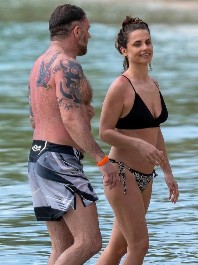 湯姆哈迪 Tom Hardy 海邊大秀身高 175 壯肌！神秘刺青「李奧納多知道一切」全網笑翻！