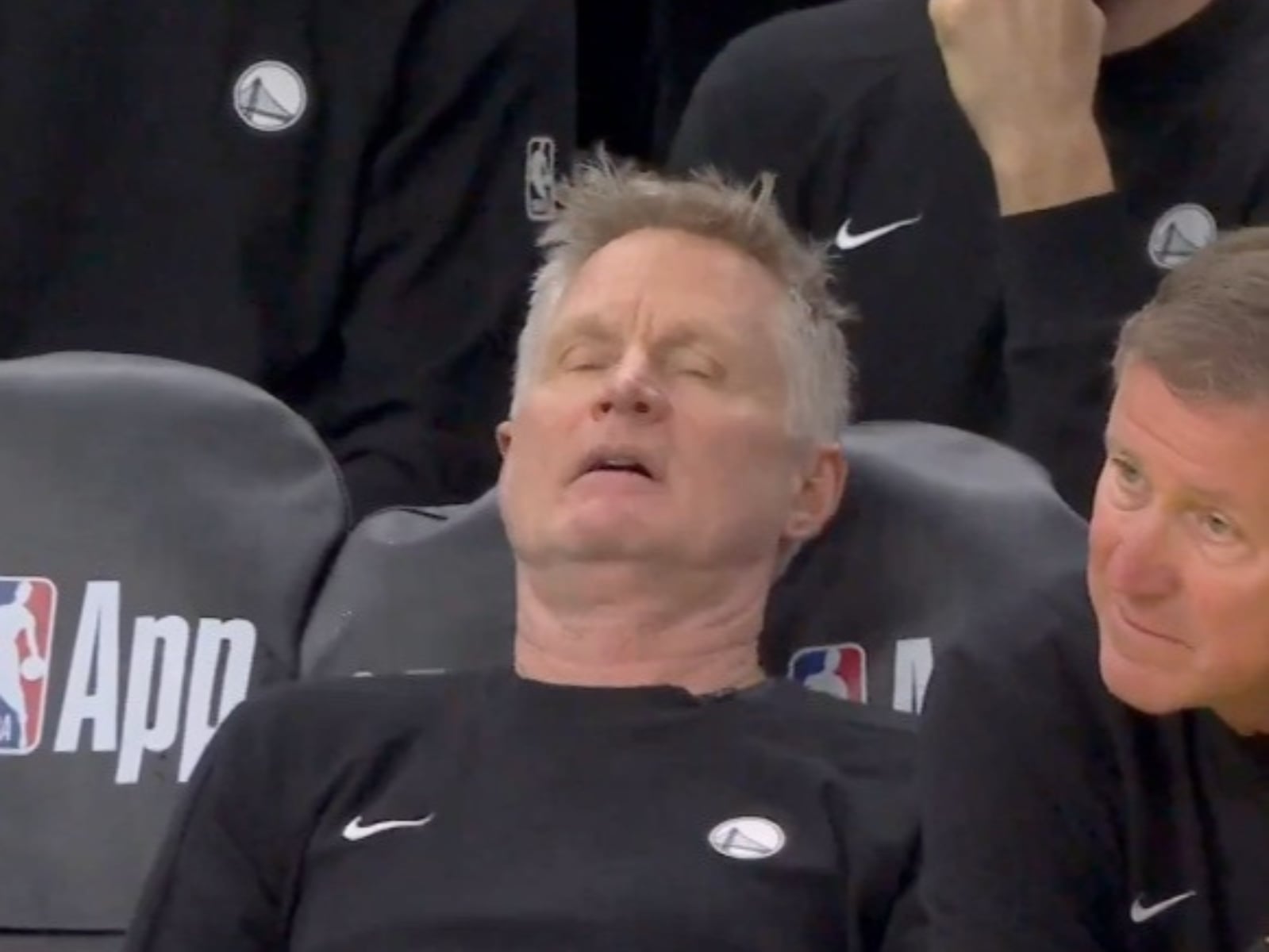 NBA／勇士離譜失誤＋回防白送湖人 2+1 機會！柯爾當場「癱軟」在板凳畫面流出！