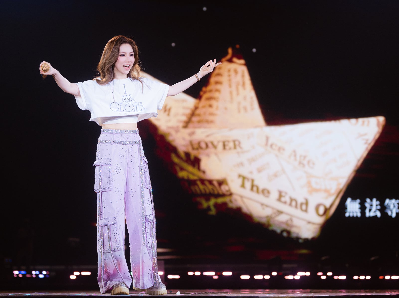 鄧紫棋大巨蛋演唱會亮點！經典歌曲、透明飛行球、機械巨獅齊發⋯視覺盛宴必看！