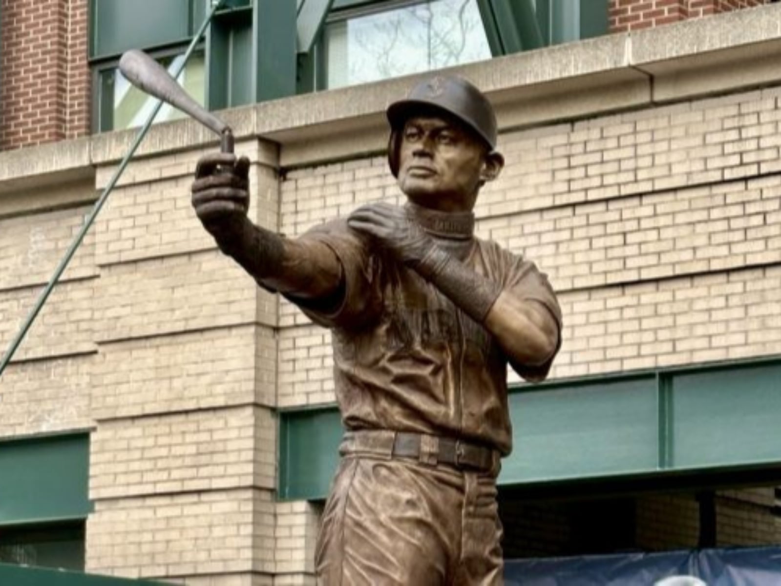 MLB／鈴木一朗銅像揭幕竟發生「斷棒」意外！本人幽默回應化解尷尬！