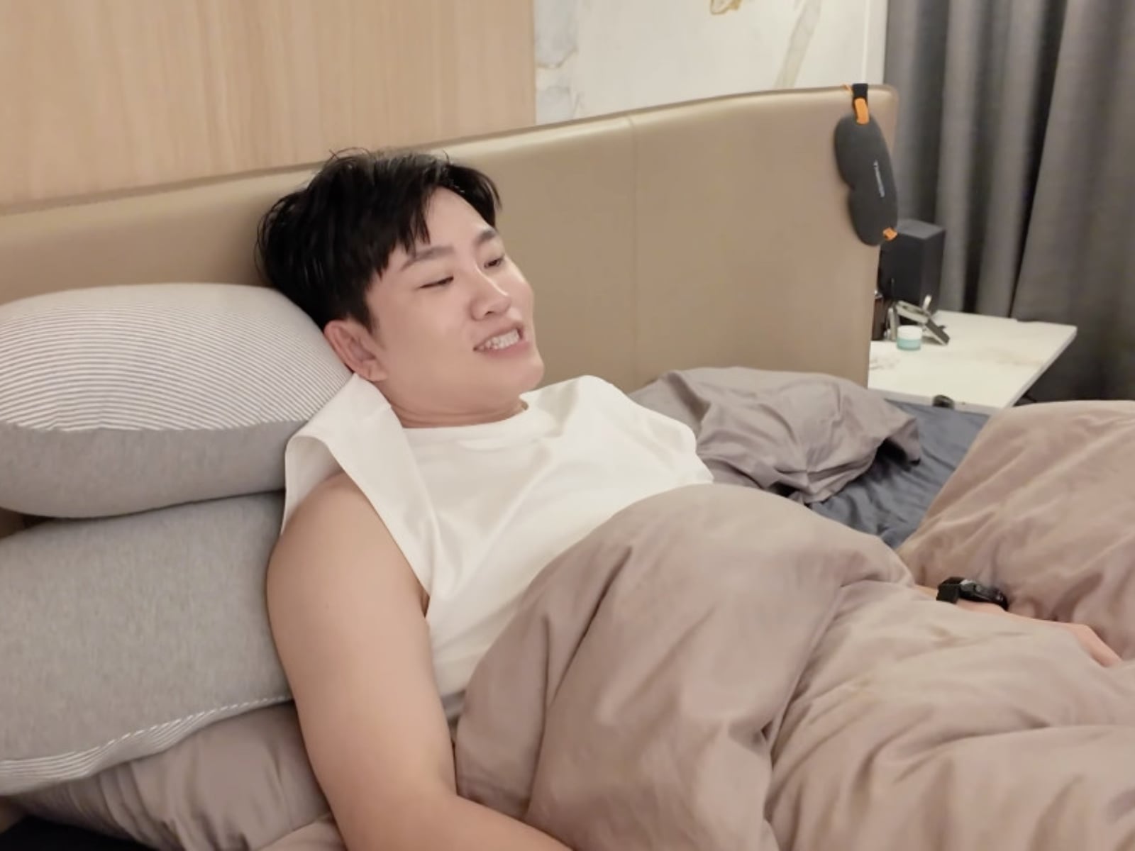 YTR Joeman 開箱新莊上億豪宅「遠雄九五」！家有 4 台電視、浴室裝全身鏡監視身材，自嘲：「叫醒我的是房貸！」