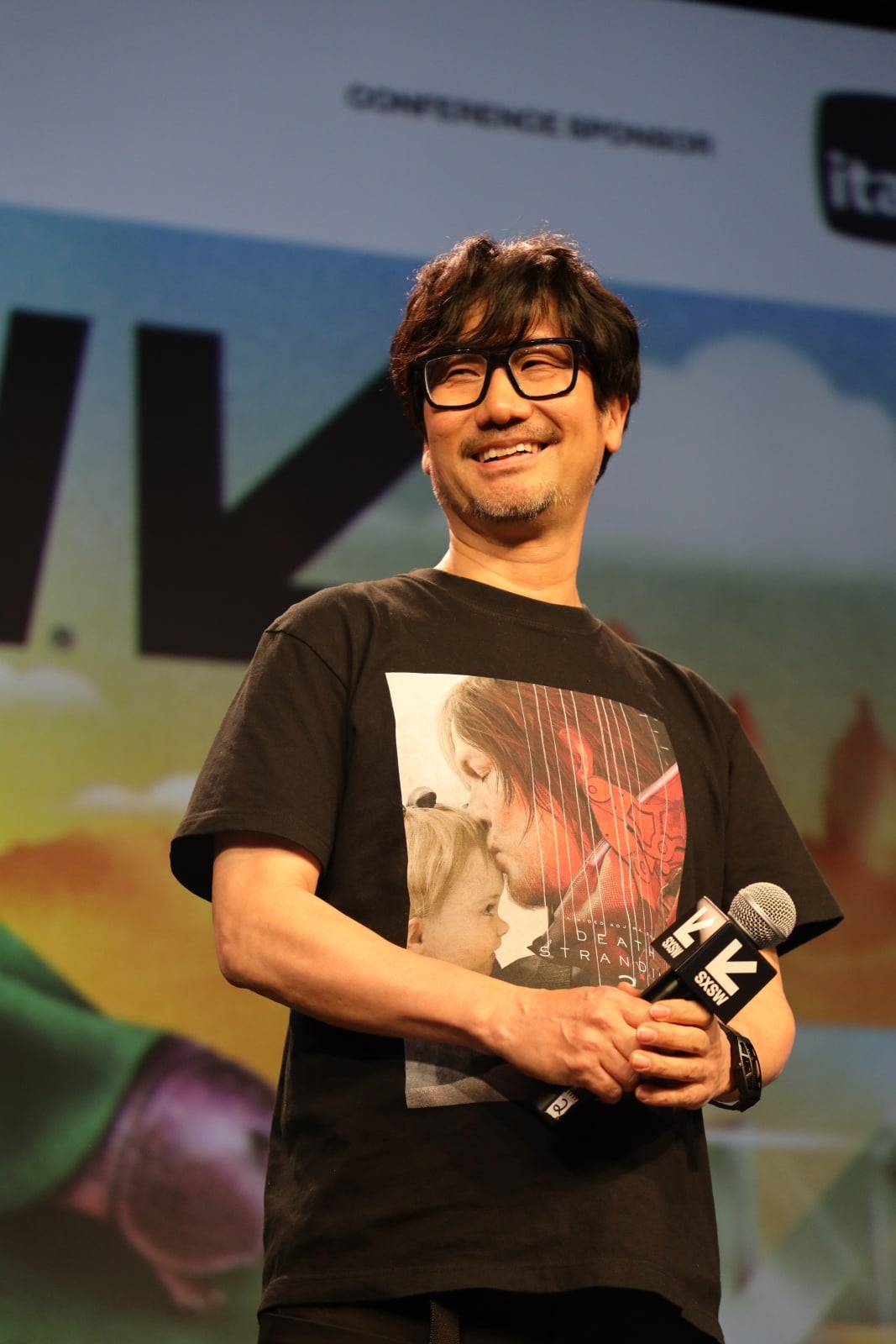 國外瑜伽妹「雙腳開槍」影片爆紅!網友意外歪樓:「別讓小島秀夫看到!」