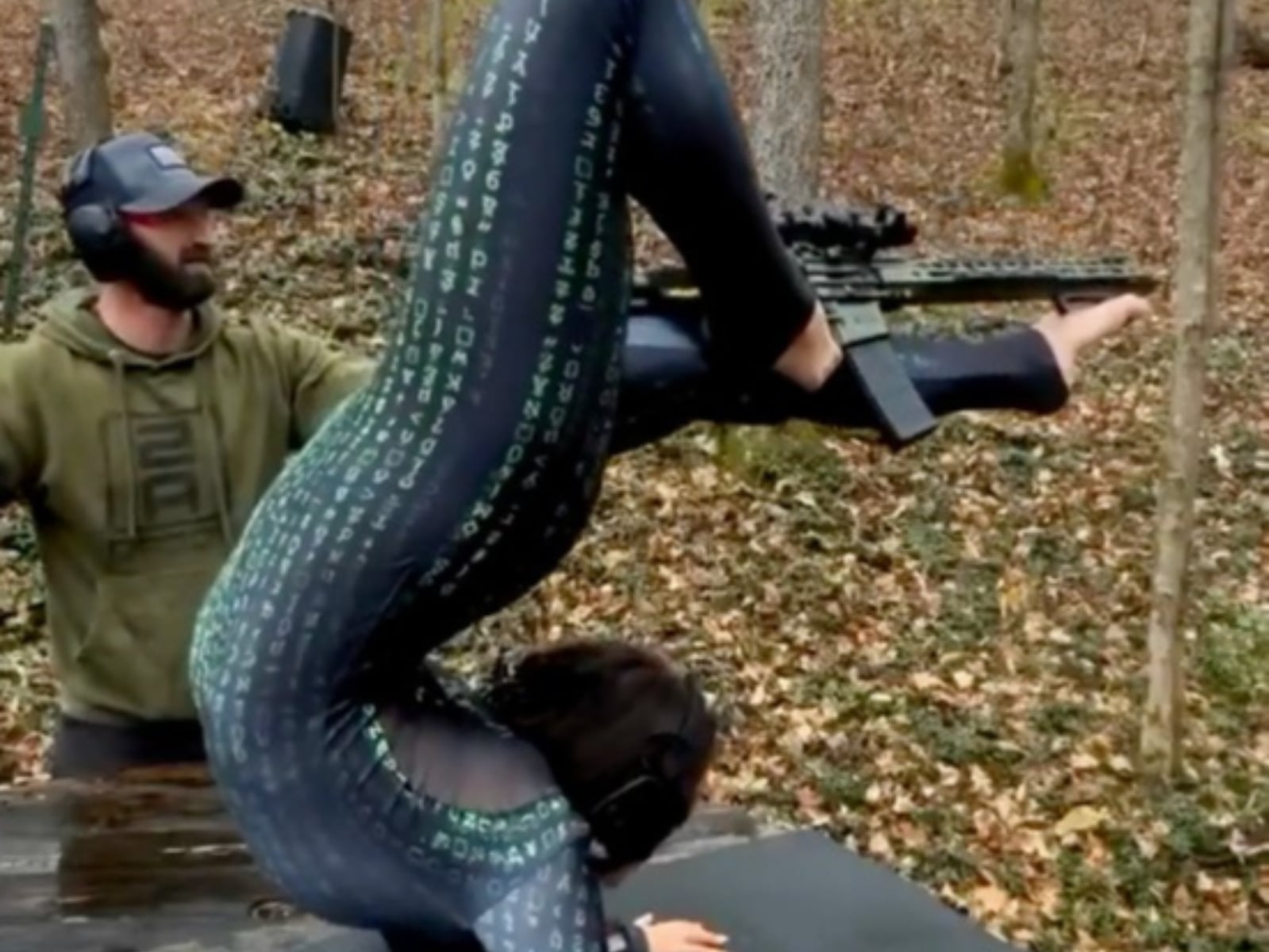 國外瑜伽妹「雙腳開槍」影片爆紅！網友意外歪樓：「別讓小島秀夫看到！」