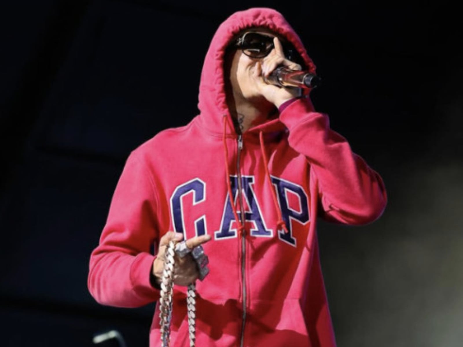 Central Cee 科切拉 Gap 客製戰袍曝光！CAP Logo、英國旗牛仔短褲引爆話題！