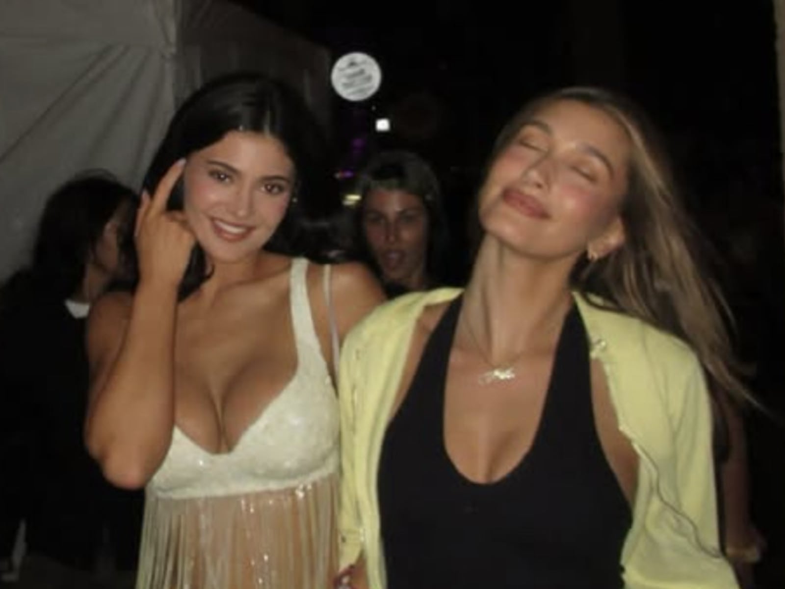 凱莉珍娜 Kylie Jenner 後悔出席 Coachella 2026！豪宅導覽遭批「脫離現實」，穿小賈 T 恤全程搶鏡 ！