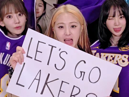 NBA／湖人晉級季後賽 LE SSERAFIM 人手一件球衣慶祝！韓團跨界聯動引爆球迷粉絲雙重沸騰
