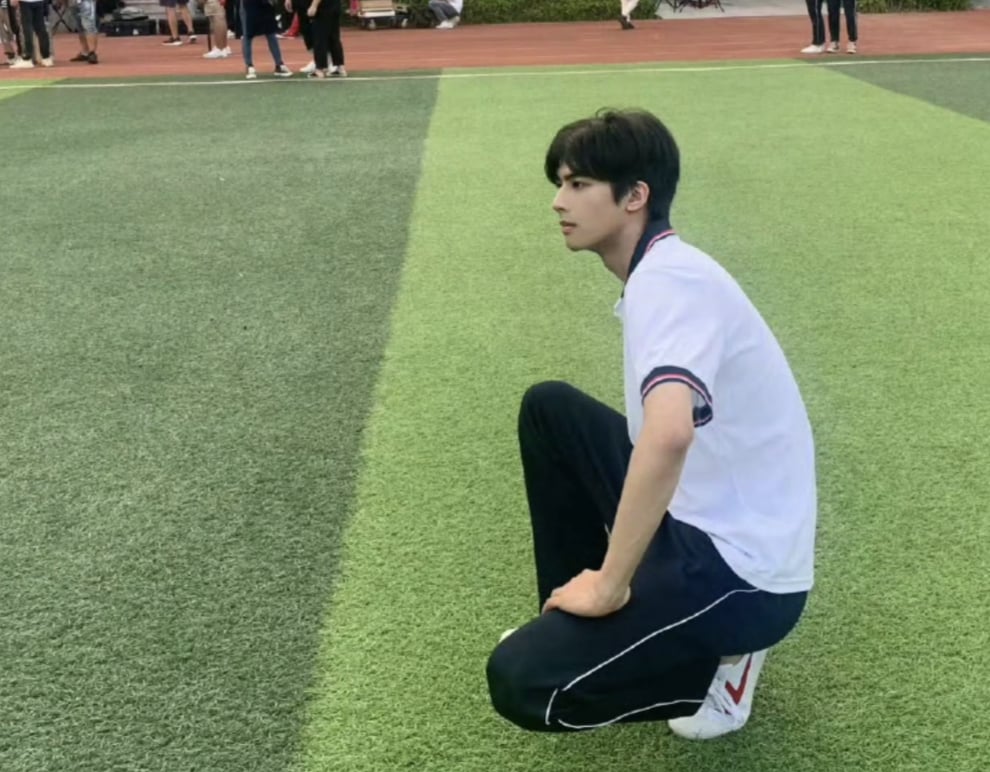 宋威龍深夜泉州夜跑被捕獲！廣告制服造型撞臉張凌赫再掀熱議！