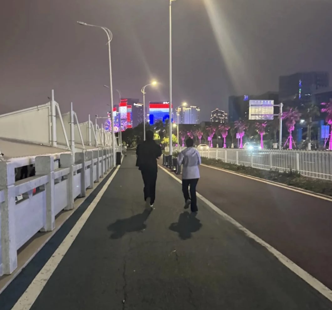 宋威龍深夜泉州夜跑被捕獲！廣告制服造型撞臉張凌赫再掀熱議！