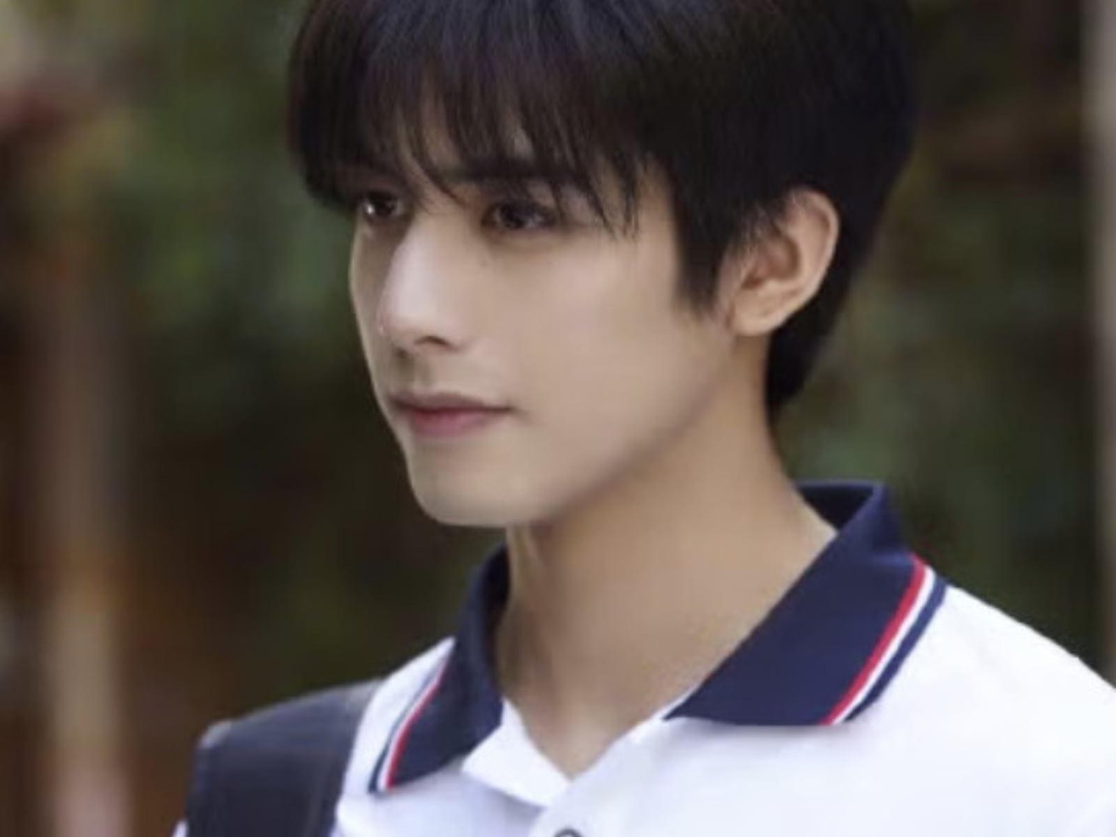 宋威龍深夜泉州夜跑被捕獲！廣告制服造型撞臉張凌赫再掀熱議！