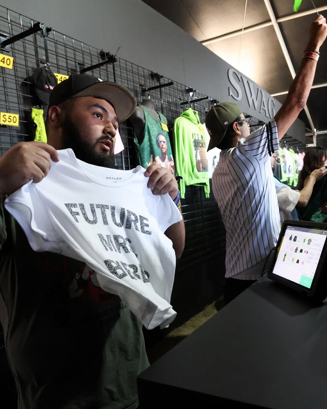 Justin Bieber Coachella 演出掀回憶殺!SKYLRK 穿搭與周邊同步爆紅