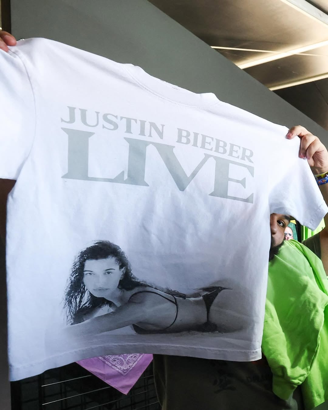 Justin Bieber Coachella 演出掀回憶殺!SKYLRK 穿搭與周邊同步爆紅