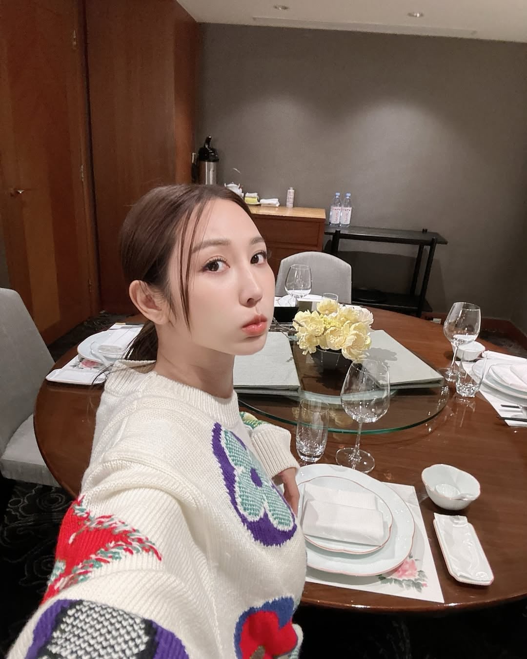 曾莞婷身高 168 體重 45 公斤凍齡秘訣公開！皮拉提斯運動、卸妝仔細⋯2026 精華液推薦一次看！