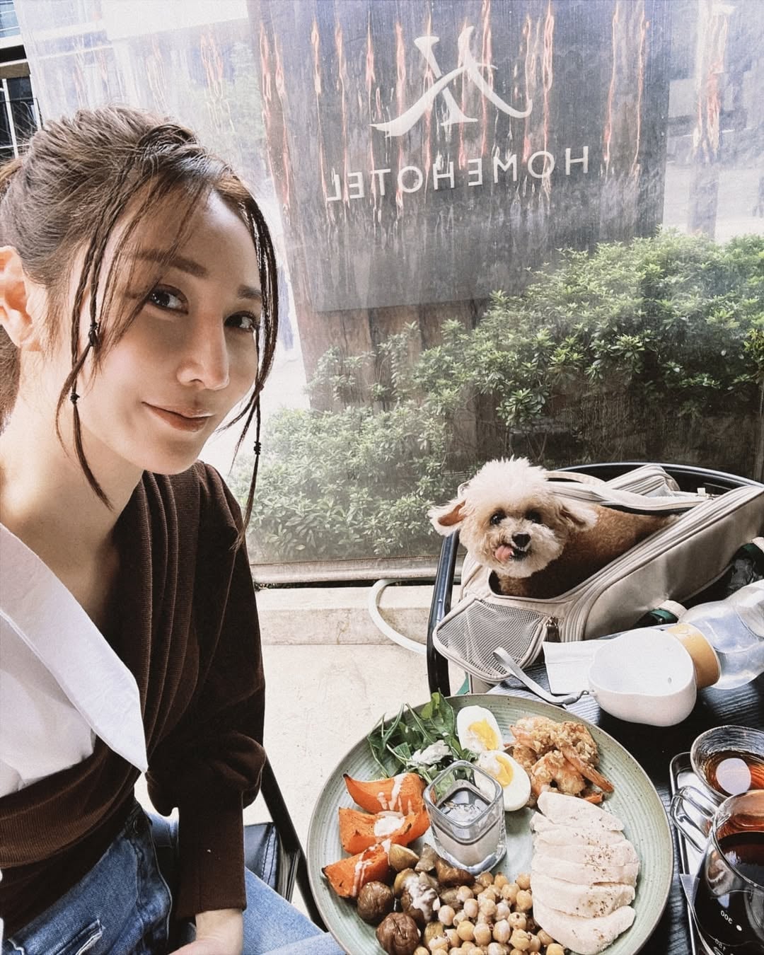 曾莞婷身高 168 體重 45 公斤凍齡秘訣公開！皮拉提斯運動、卸妝仔細⋯2026 精華液推薦一次看！