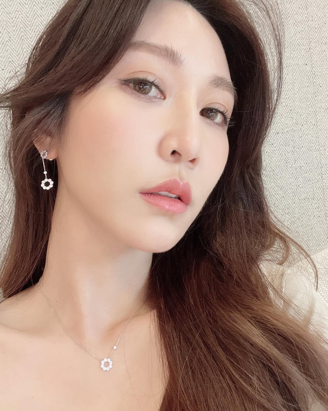 曾莞婷身高 168 體重 45 公斤凍齡秘訣公開！皮拉提斯運動、卸妝仔細⋯2026 精華液推薦一次看！