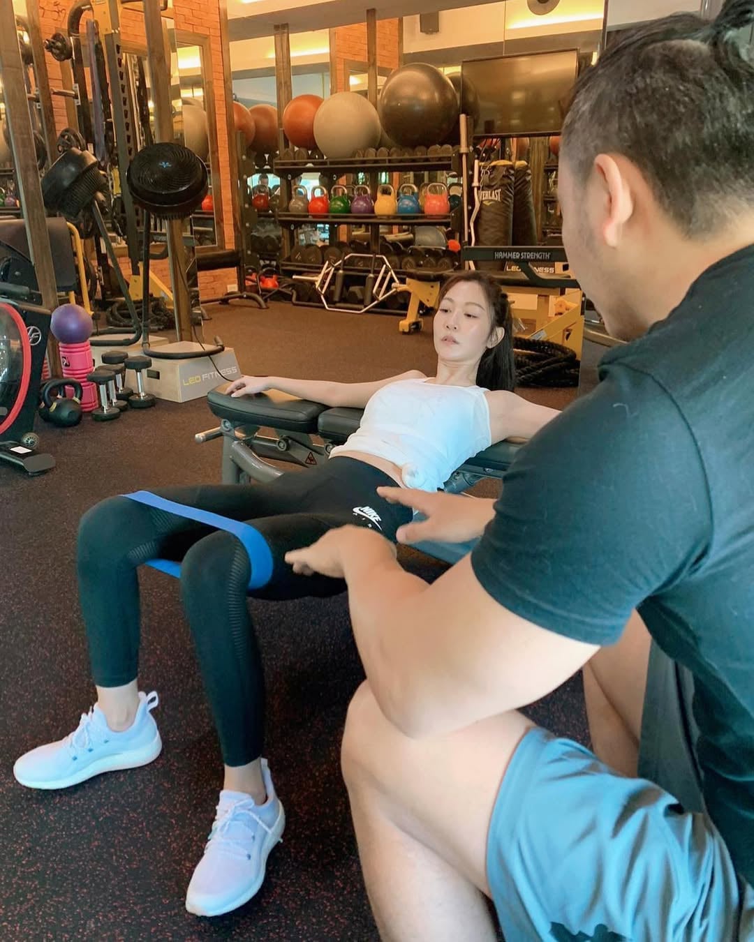 曾莞婷身高 168 體重 45 公斤凍齡秘訣公開！皮拉提斯運動、卸妝仔細⋯2026 精華液推薦一次看！