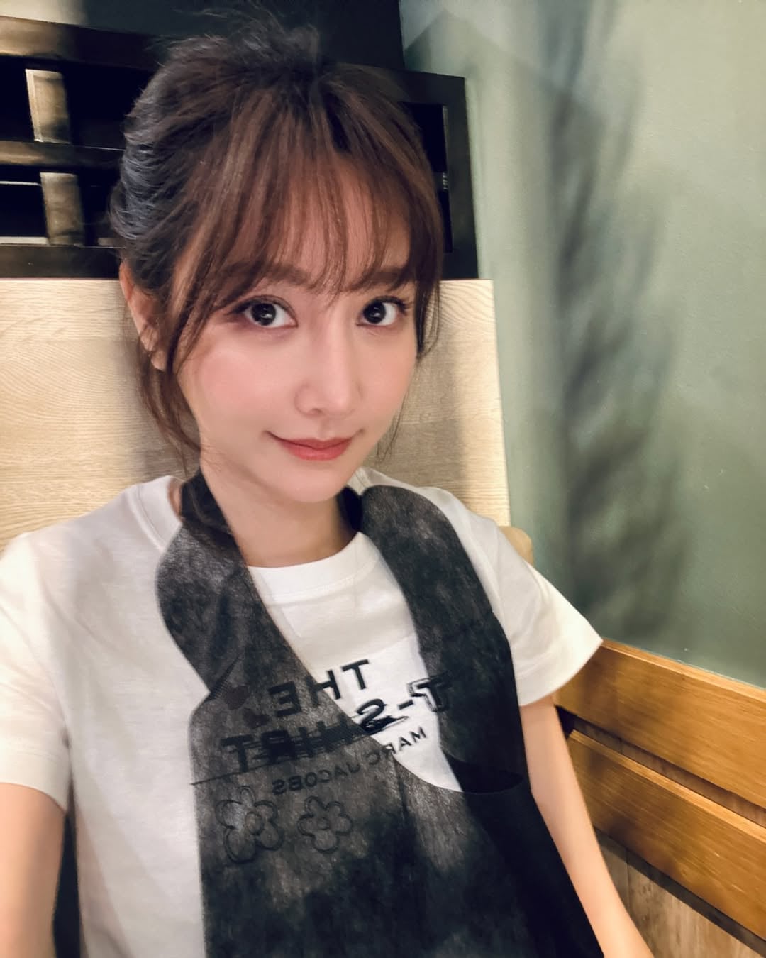 曾莞婷身高 168 體重 45 公斤凍齡秘訣公開！皮拉提斯運動、卸妝仔細⋯2026 精華液推薦一次看！