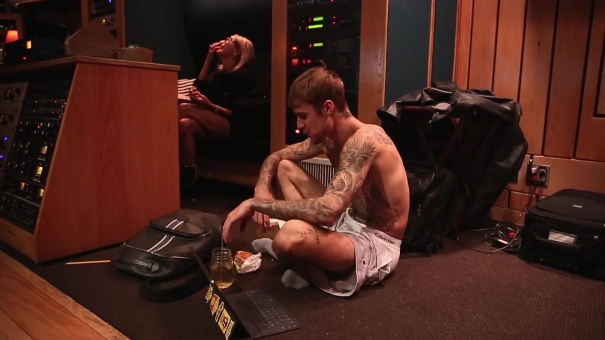 小賈斯汀 Justin Bieber Coachella 重現〈Baby〉！與大螢幕童年自己對唱，全場聽哭