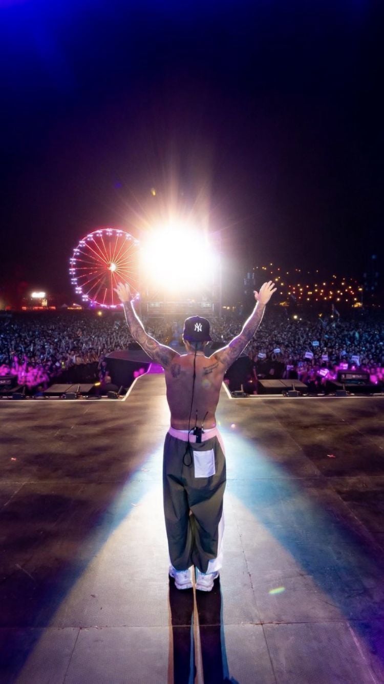 小賈斯汀 Justin Bieber Coachella 重現〈Baby〉！與大螢幕童年自己對唱，全場聽哭