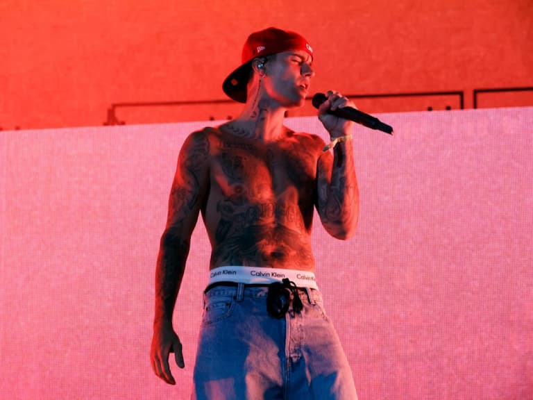 小賈斯汀 Justin Bieber Coachella 重現〈Baby〉!與大螢幕童年自己對唱,全場聽哭