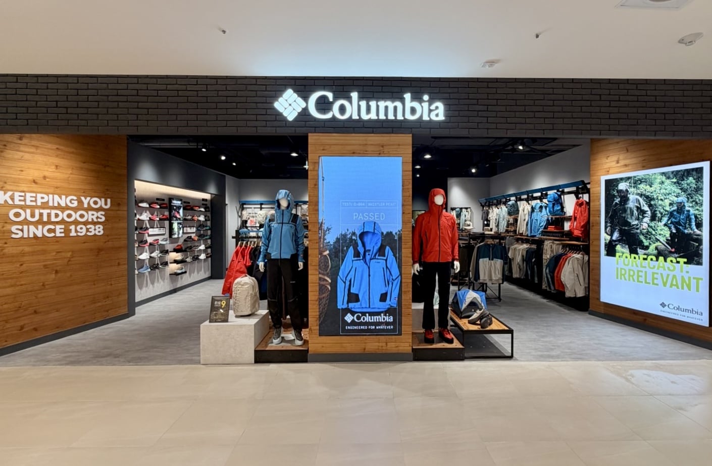 Columbia 2026 新品狂轟！「防水戰袍」搭「泥地戰鞋」一套全接招，台中漢神4/10開幕9折優惠快搶！