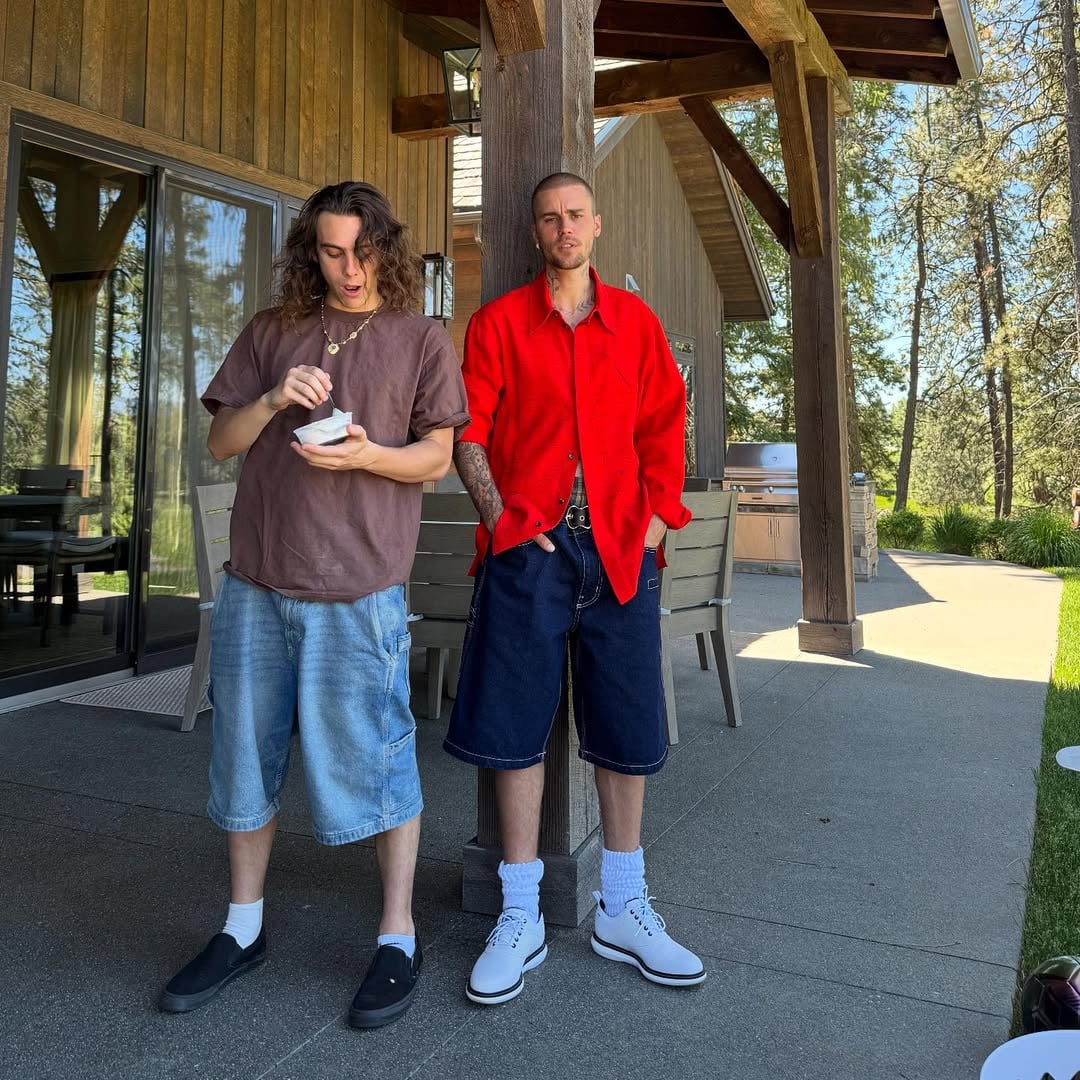 Justin Bieber 鬆弛感穿搭解析：10 套私服造型拆解，同步解答科切拉同款單品！