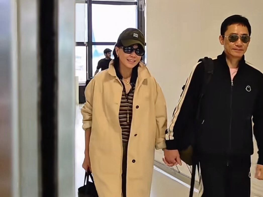 梁朝偉 Tony Leung 睽違3年公開亮相！十指緊扣劉嘉玲現身桃機 14日國賓影城近距離會粉絲