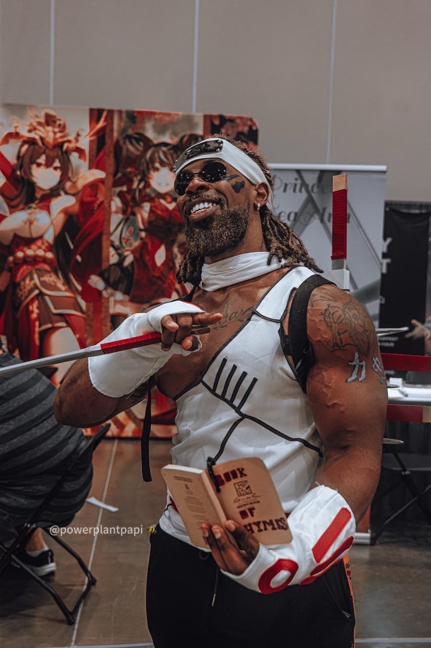 《火影忍者》八尾殺人蜂 Cosplay 完成度破表！美國 Coser 健壯身材完美契合，網友讚：「就是本人！」