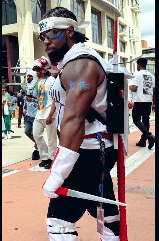 《火影忍者》八尾殺人蜂 Cosplay 完成度破表！美國 Coser 健壯身材完美契合，網友讚：「就是本人！」