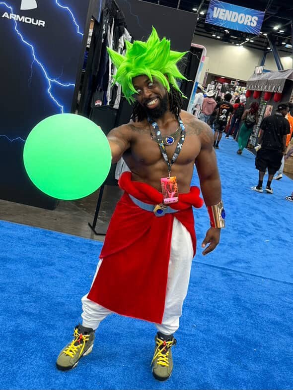 《火影忍者》八尾殺人蜂 Cosplay 完成度破表！美國 Coser 健壯身材完美契合，網友讚：「就是本人！」