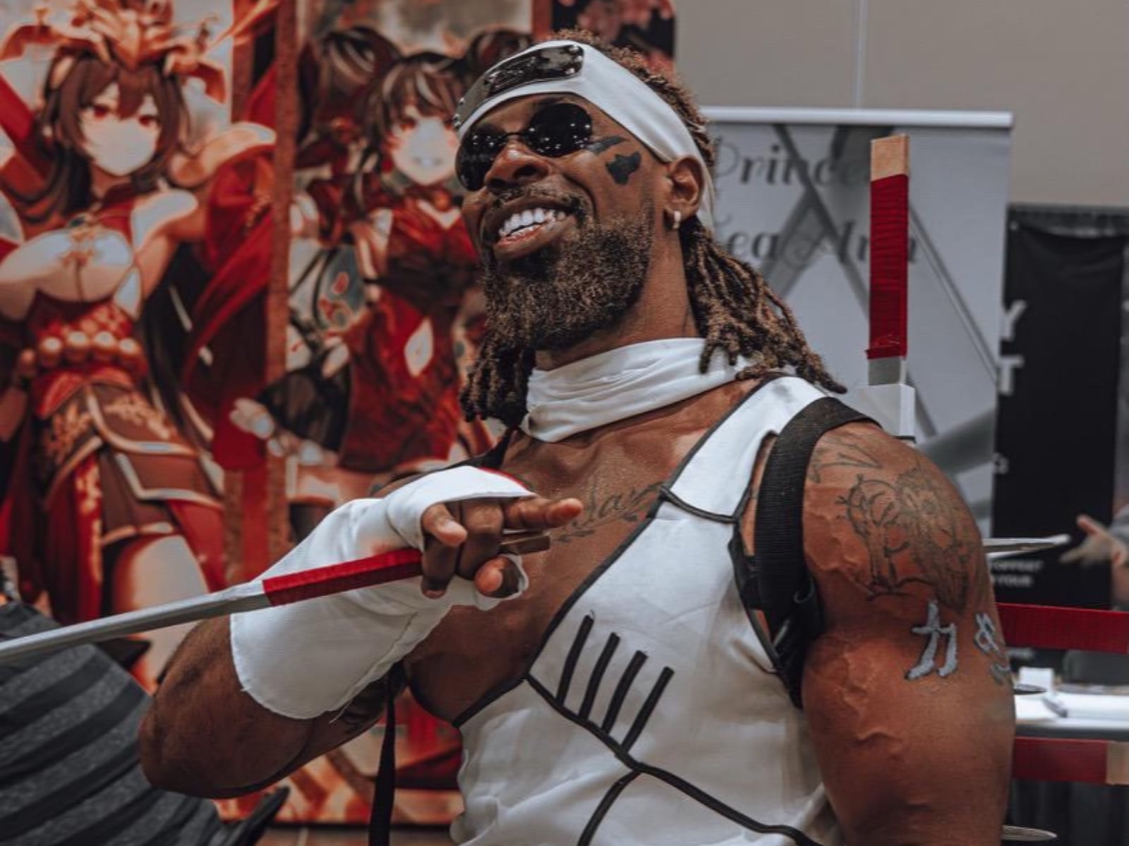 《火影忍者》八尾殺人蜂 Cosplay 完成度破表！美國 Coser 健壯身材完美契合，網友讚：「就是本人！」