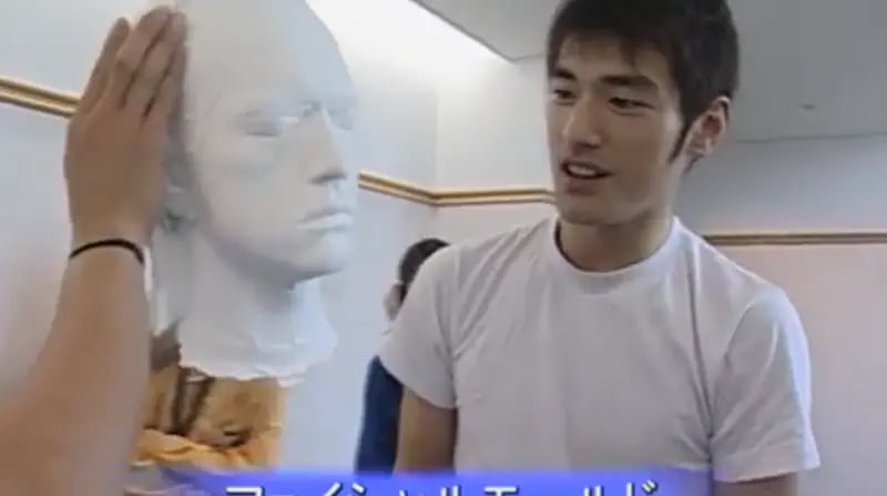 金城武近況曝光！蓄鬍造型再度封神，網友掀張凌赫顏值 PK 熱議！