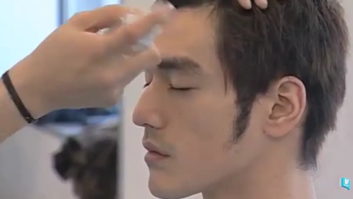 金城武近況曝光！蓄鬍造型再度封神，網友掀張凌赫顏值 PK 熱議！