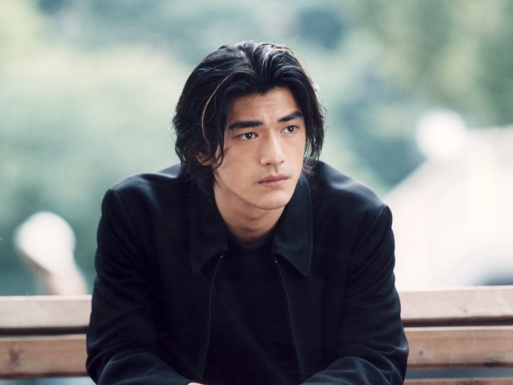 金城武近況曝光！蓄鬍造型再度封神，網友掀張凌赫顏值 PK 熱議！