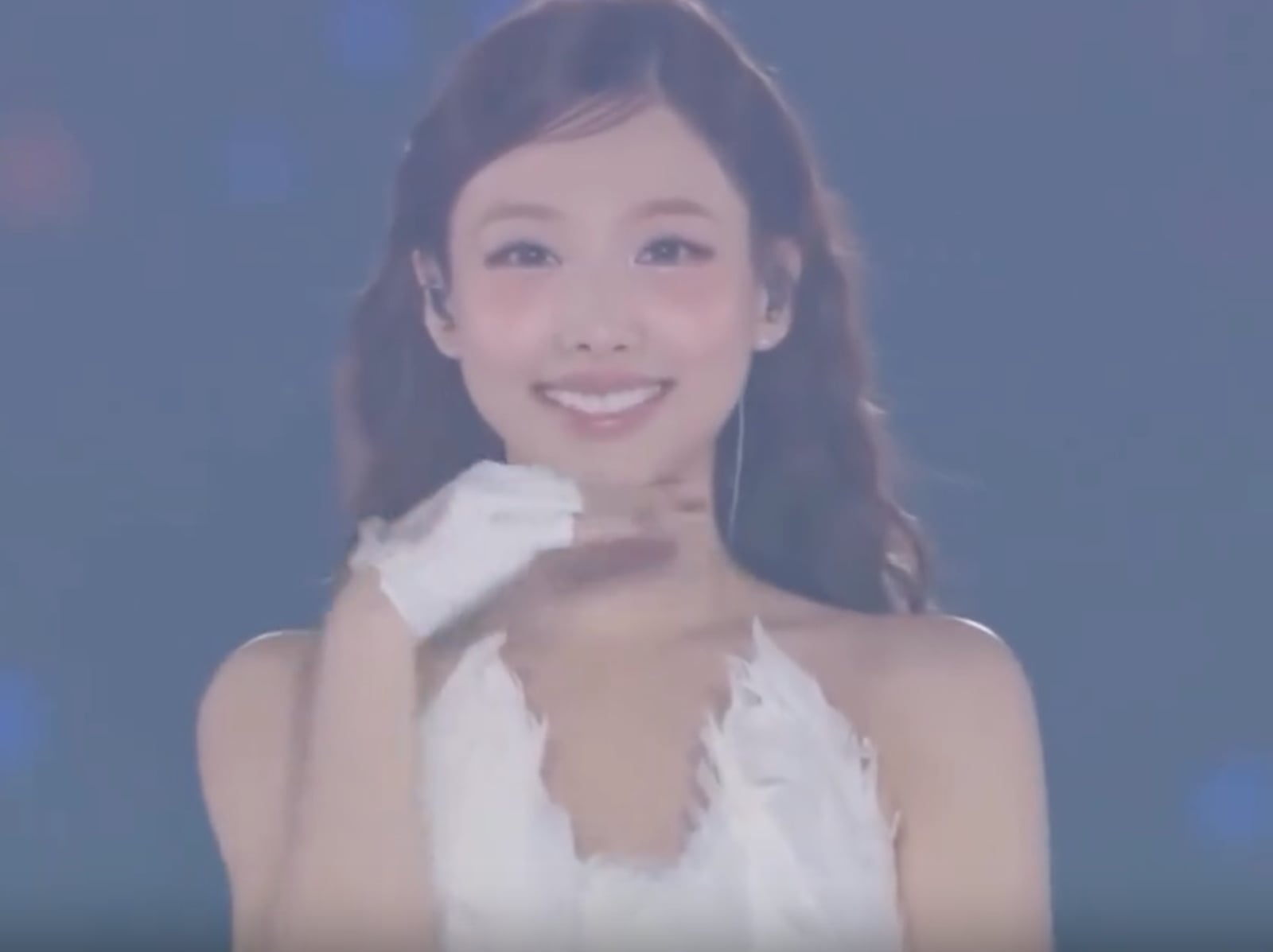 TWICE 娜璉演唱會「神級對嘴」爆紅，與翻譯姐姐同步到連呼吸聲都對上！