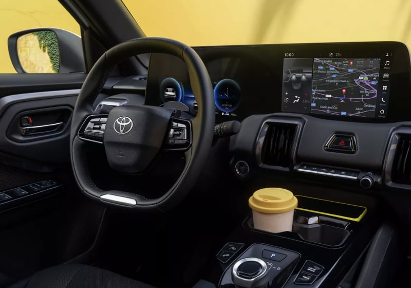 Toyota Urban Cruiser 英國版純電小休旅曝光！豐田 X 鈴木聯手打造「鯊魚臉」設計大讚！