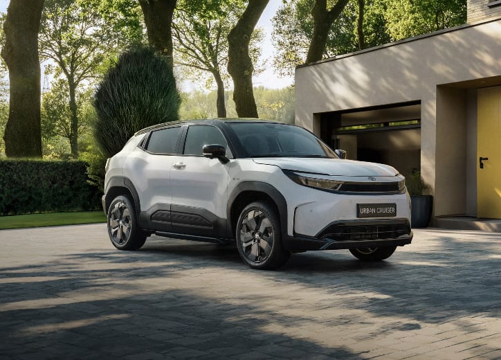 Toyota Urban Cruiser 英國版純電小休旅曝光！豐田 X 鈴木聯手打造「鯊魚臉」設計大讚！