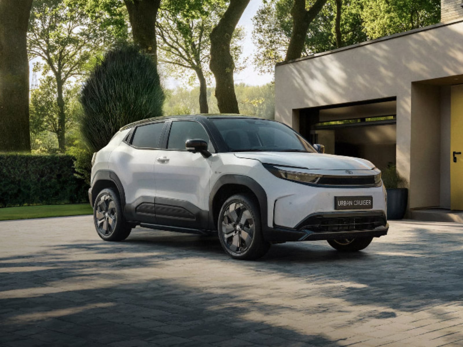 Toyota Urban Cruiser 英國版純電小休旅曝光！豐田 X 鈴木聯手打造「鯊魚臉」設計大讚！