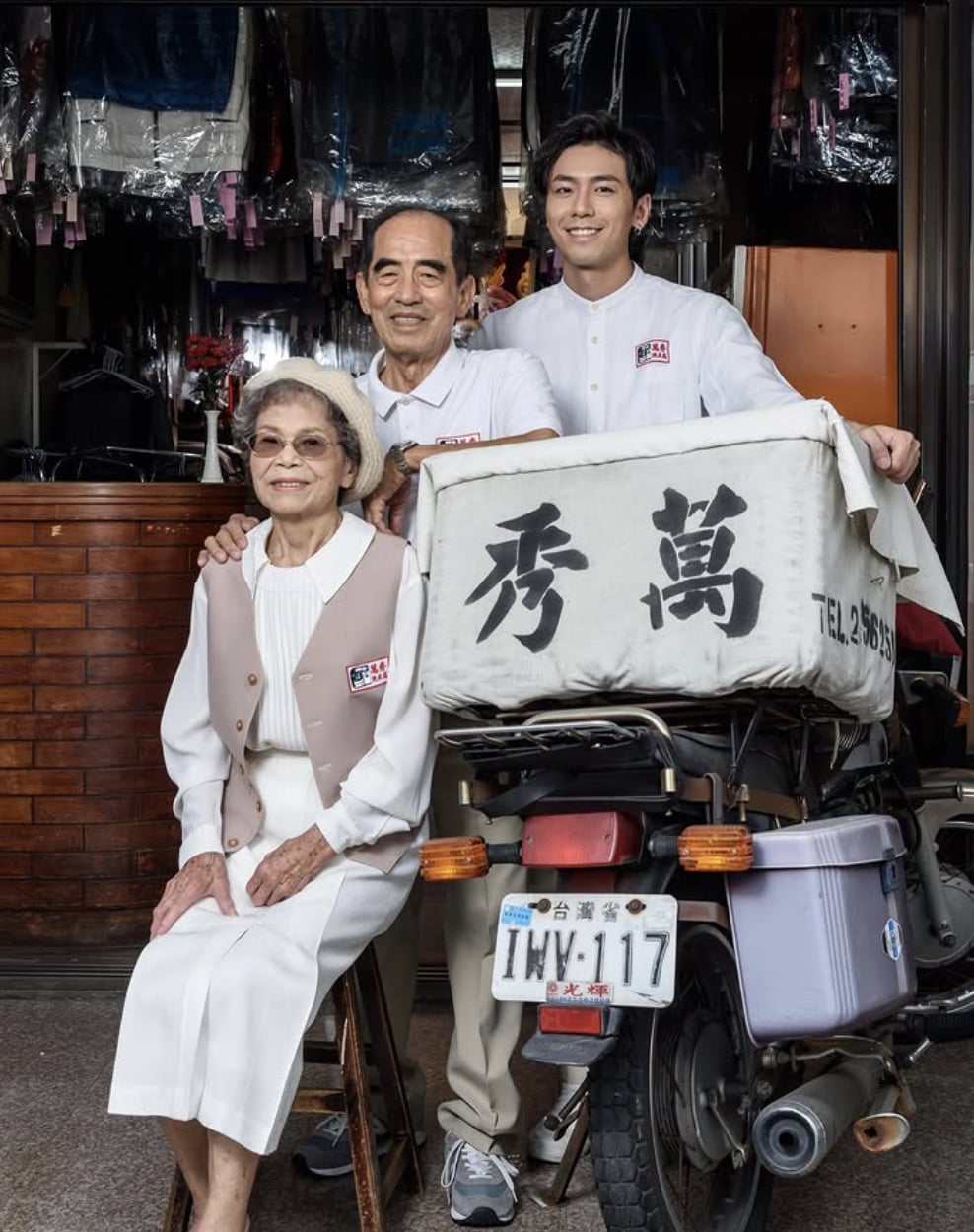 張瑞夫、Lulu 分手 3 年仍單身！36 歲現身月老廟虔誠祈福，女性友人陪同引外界猜測！