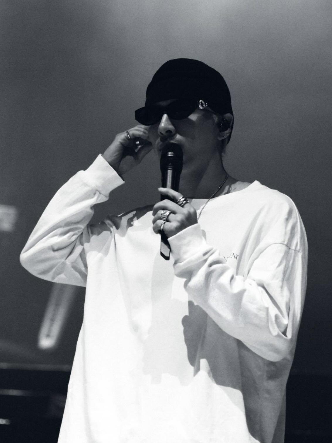 BIGBANG 太陽 Coachella「黃仁勳」造型爆紅！8 套穿搭盤點，從街頭嘻哈到成熟皮革的進化之路！