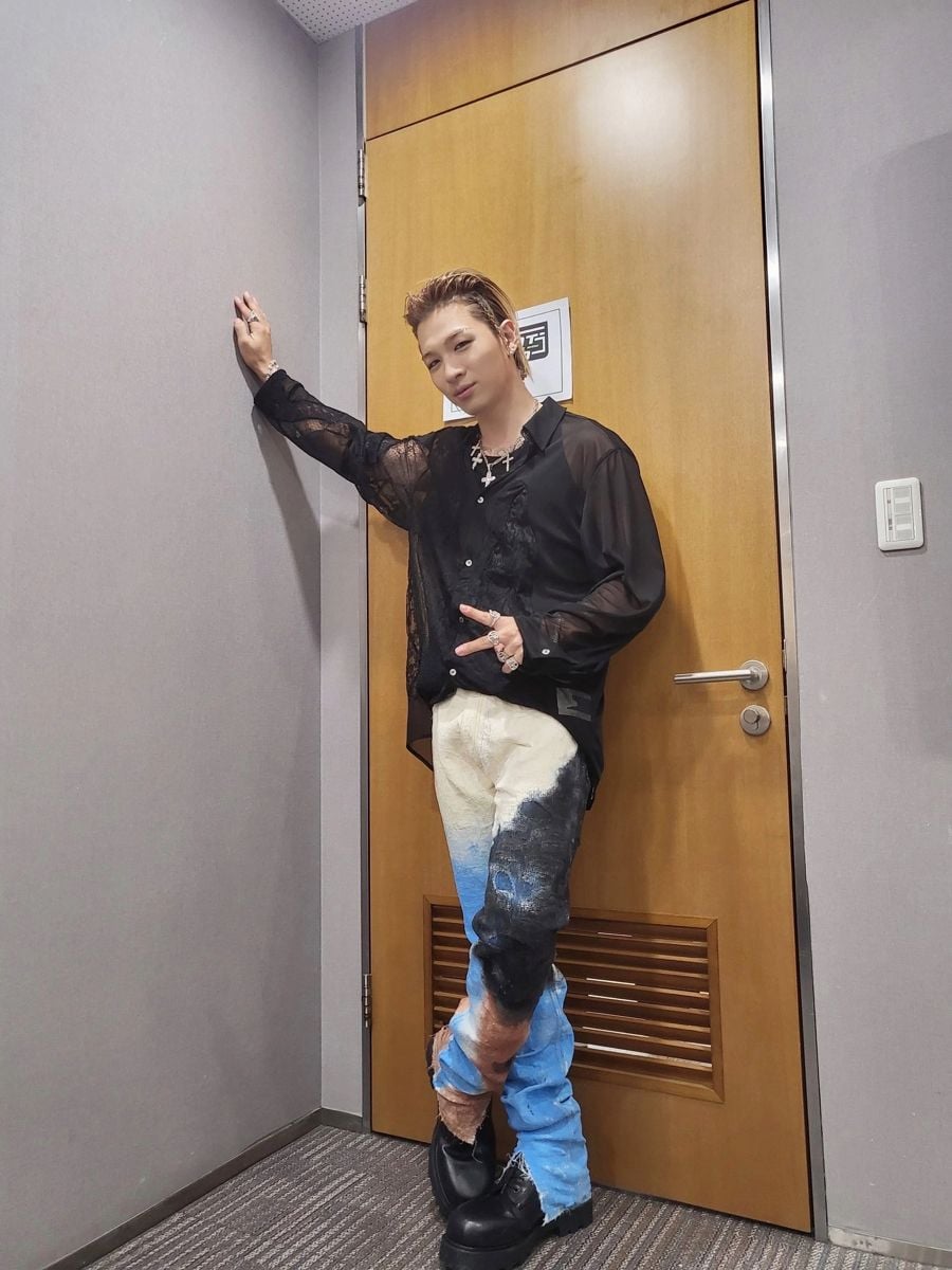 BIGBANG 太陽 Coachella「黃仁勳」造型爆紅！8 套穿搭盤點，從街頭嘻哈到成熟皮革的進化之路！