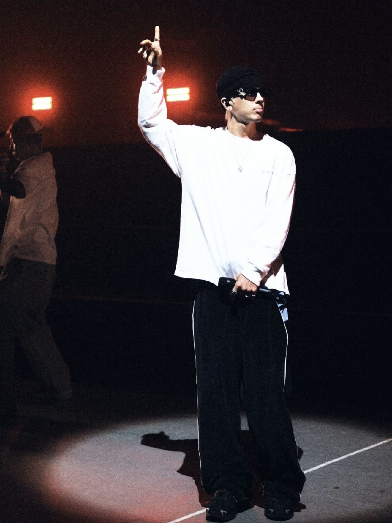 BIGBANG 太陽 Coachella「黃仁勳」造型爆紅！8 套穿搭盤點，從街頭嘻哈到成熟皮革的進化之路！